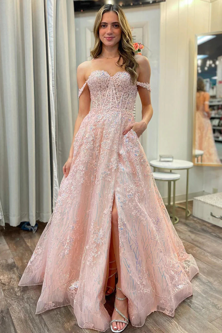 Vestido de fiesta de corte A con hombros descubiertos y apliques